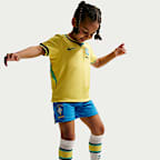 Kit de 3 piezas de fútbol Nike Replica para niños talla pequeña Brazil local 2026 Stadium