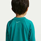 Conjunto de playera de manga larga y shorts para niño talla pequeña Nike Swim Breaker Logo Tape