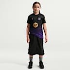 Replika venkovního fotbalového dresu FC Barcelona 2026/27 Stadium Kobe Dri-FIT pro větší děti