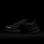 Tenis con detalles reflejantes para mujer Nike V2K Run