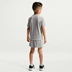 Conjunto de dos piezas con shorts deportivos Dri-FIT para niños talla pequeña Nike