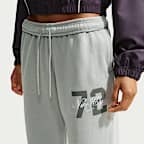 Nike Studio Fleece Medium Weight Hose mit mittelhohem Bund und offenem Saum (Damen)