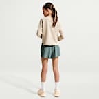 Shorts de correr Repel Dri-FIT de tiro medio de 18 cm para niña Nike MAVN