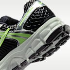 Tenis con detalles reflejantes para niños grandes Nike Vomero 5