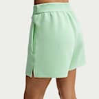 Lediga shorts Nike 24.7 ImpossiblySoft Dri-FIT med medelhög midja 10 cm för kvinnor