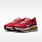 Tenis de correr en pavimento de la NFL para hombre Nike Vomero 18 (San Francisco 49ers)