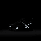 Tenis con detalles reflejantes para niños talla pequeña Nike Vomero 5