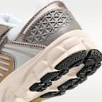 Tenis con detalles reflejantes para niños talla pequeña Nike Vomero 5