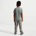Playera de corte cuadrado para niños talla pequeña Nike
