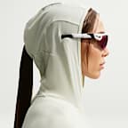 Playera de trail running Dri-FIT con gorro con protección contra los rayos UV para mujer Nike ACG "Solar Chase"