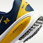 Tenis de correr en pavimento para hombre Nike College Vomero 18 (Michigan)