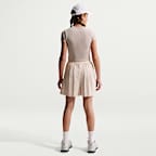 T-shirt o skróconym kroju dla dużych dzieci (dziewcząt) Nike Sportswear