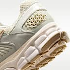 Chaussure avec détails réfléchissants Nike Zoom Vomero 5 pour femme