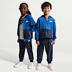 Nike Lifestyle 3-teiliges Set aus Hoodie und T-Shirt für jüngere Kinder