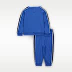 Enterito para bebé Nike Sportswear (12 a 24 meses) P.E. Conjunto de sudadera de cuello redondo y pantalones de French Terry para bebé