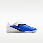 Nike Jr. Phantom 6 Low Club Fußballschuh für Hallen- und Hartplätze (ältere Kinder)