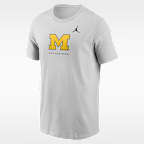 Playera universitaria marca Jordan Dri-FIT para hombre Michigan Courtside