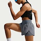 Shorts da running 2 in 1 a vita alta Dri-FIT Nike Flow – Donna