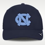 Gorra universitaria Dri-FIT marca Jordan para hombre North Carolina Sideline Practice