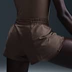 Shorts Dri-FIT 2 en 1 de tiro medio de 8 cm para mujer Nike One