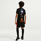 Przedmeczowa koszulka do piłki nożnej z krótkim rękawem dla dużych dzieci Nike ACG Dri-FIT Inter Mediolan Academy Pro SE