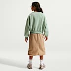 Sweatshirt de gola redonda com corte a direito Nike Sportswear Club Fleece para rapariga