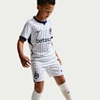 Inter Mailand 2026/27 Stadium Away Nike Dri-FIT Replika-Fußballshorts (ältere Kinder)