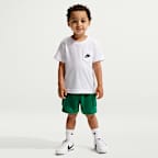 Conjunto de playera con bolsillo y shorts de French Terry para bebé Nike Sportswear