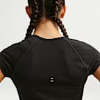 Playera de correr de manga tipo casquillo Dri-FIT para mujer Nike Tempo Swoosh