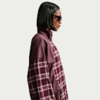 Oversized Nike Sportswear-anorakjakke i skotskternet flannel til kvinder