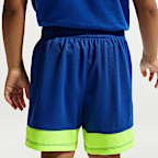 Conjunto de playera y shorts de futbol con gráficos infantil Nike