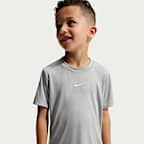 Conjunto de dos piezas con shorts deportivos Dri-FIT para niños talla pequeña Nike