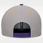 Gorra universitaria Nike Dri-FIT ajustable para hombre LSU Athletic Prep Pro