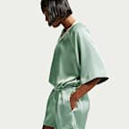 Nike Sportswear laza szabású, középmagas derekú női szatén rövidnadrág