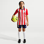 Playera de futbol de manga corta Nike Dri-FIT del C.D. Guadalajara local 2026/27 para niños talla grande