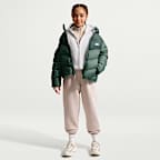 Chamarra acolchada Therma-FIT holgada para niños talla grande Nike Sportswear All Day Play