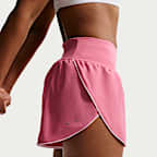 Shorts de correr Dri-FIT de tiro medio con forro de ropa interior para mujer Nike Tempo Flow Swoosh