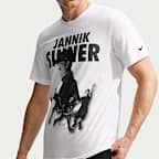 Playera de tenis con gráfico NikeCourt Dri-FIT para hombre Jannik Sinner