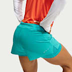 Shorts de correr Dri-FIT de tiro medio 2 en 1 para mujer Nike Swift