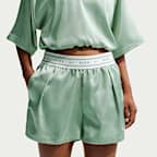 Nike Sportswear laza szabású, középmagas derekú női szatén rövidnadrág