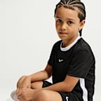 Conjunto de dos piezas con shorts deportivos Dri-FIT para niños talla pequeña Nike