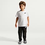 Κεντημένο T-Shirt Futura Nike Sportswear για μικρά παιδιά