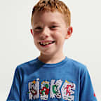 Playera con gráfico de varios deportes de corte cuadrado para niños talla pequeña Nike