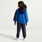 Nike Lifestyle 3-teiliges Set aus Hoodie und T-Shirt für jüngere Kinder
