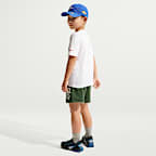 Playera con gráfico de varios deportes de corte cuadrado para niños talla pequeña Nike