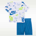 Nike スポーツウェア ベビー プリント Tシャツ アンド ライトウェイト フレンチテリー ショートパンツ セットアップ