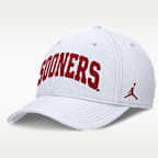 Gorra universitaria marca Jordan Dri-FIT para hombre Oklahoma Classic Swooshflex