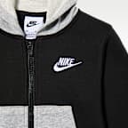 Conjunto de três peças Lifestyle com hoodie e t-shirt Nike para bebé (12–24 meses)