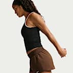 Nike One Dri-FIT dameshorts med mellomhøyt liv og innershorts (8 cm)