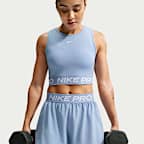 Nike Pro Dri-FIT-Webshorts mit mittelhohem Bund und Innenslip (Damen, ca. 7,5 cm)
